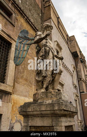 San Michele Arcangelo scultura presso l'antico Castel Sant'Angelo. Scolpite dallo scultore Raffaello da Montelupo. Roma, Italia. Foto Stock