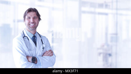 Ritratto di smilling senior medico di medicina a sua ordinazione Foto Stock
