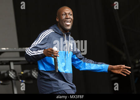 Stormzy performing live sul palco. Stormzy live, Stormzy rapper, Stormzy cantante, Stormzy in concerto. Foto Stock