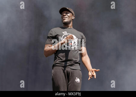 Stormzy performing live sul palco. Stormzy live, Stormzy rapper, Stormzy cantante, Stormzy in concerto. Foto Stock