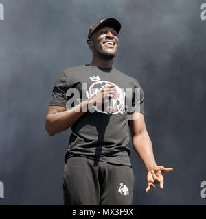 Stormzy performing live sul palco. Stormzy live, Stormzy rapper, Stormzy cantante, Stormzy in concerto. Foto Stock