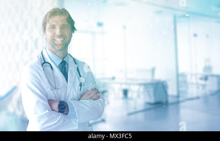 Ritratto di smilling senior medico di medicina a sua ordinazione Foto Stock