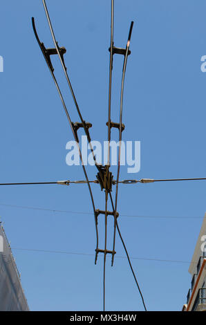 Il tram fili elettrici sul cielo blu sullo sfondo. Cavi di alimentazione che fornisce alimentazione per la fermata del tram. Elettriche aeree ad alta tensione o tram linee ferroviarie contro un b Foto Stock