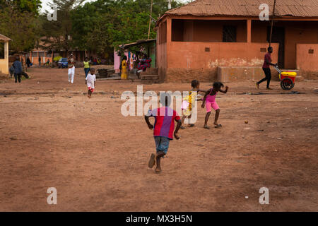 Bissau, Repubblica di Guinea Bissau - 31 Gennaio 2018: un gruppo di bambini che giocano al Cupelon de Baixo quartiere nella città di Bissau Guinea Bis Foto Stock