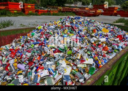 Alluminio e acciaio lattine in un skip ready per il riciclaggio, Brig, Svizzera Foto Stock