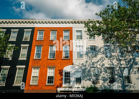 Riga di colorate case nel Greenwich Village, Manhattan, New York City. Foto Stock