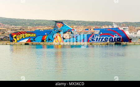 La nuova Moby traghetto con la figura di Superman nel porto di Civitavecchia. Sardinia Ferries Athara, Italia. Foto Stock