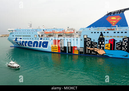 La nuova Moby traghetto con la figura di Superman nel porto di Civitavecchia. Sardinia Ferries Athara, Italia. Foto Stock