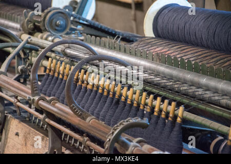 Interni in lungo progetto di stoppino telaio trefoli di filatura su bobine. Custom Woollen Mills, Carstairs, Alberta. Foto Stock