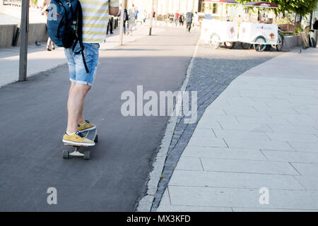 Mosca, Russia - Maggio19, 2018: le gambe di un uomo in sneakers, che corre in uno skateboard a Museon a Mosca Foto Stock