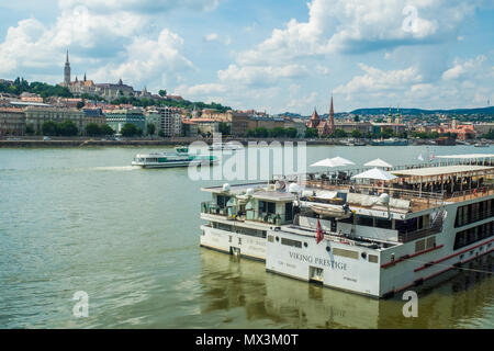 Navi passeggeri ormeggiato sul fiume Danubio a Budapest, Ungheria. Foto Stock