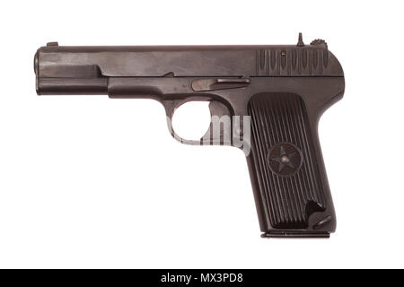 Pistola sovietica TT (Tula,Tokarev) isolato su sfondo bianco Foto Stock