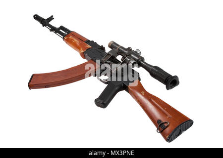 Kalashnikov fucile da assalto AK74 con sniper ambito isolato su uno sfondo bianco Foto Stock