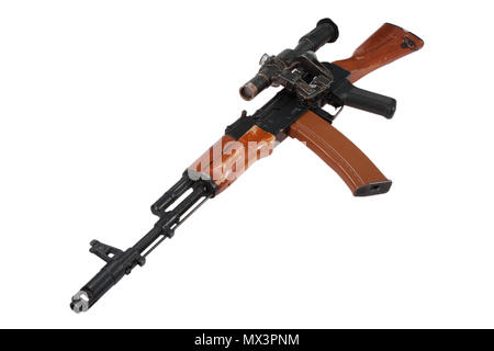 Kalashnikov AK con sniper ambito isolato su uno sfondo bianco Foto Stock