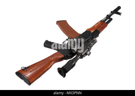 Kalashnikov AK con sniper ambito isolato su uno sfondo bianco Foto Stock