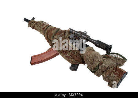 Mimetizzati kalashnikov AK con sniper ambito isolato su uno sfondo bianco Foto Stock