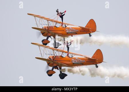 Il Flying Circus il solo mondi formazione team Wingwalking effettuando al Duxford Air Festival il 27 maggio 2018 Foto Stock