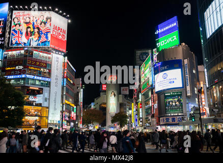 Tokyo di notte. Il famoso incrocio di Shibuya, l'incrocio più importante nel mondo Foto Stock