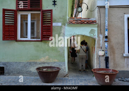 Corda Street atmosfera unica e straordinaria e colorata antica strada più stretta al centro di Brasov, bella città in Romania. Foto Stock