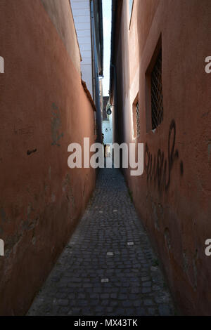 Corda Street atmosfera unica e straordinaria e colorata antica strada più stretta al centro di Brasov, bella città in Romania. Foto Stock