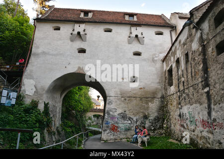 BRASOV, Romania - maggio 2018. Dopo le pareti vicolo, vestigia medioevali nella Città Vecchia di Brasov, Romania. Foto Stock