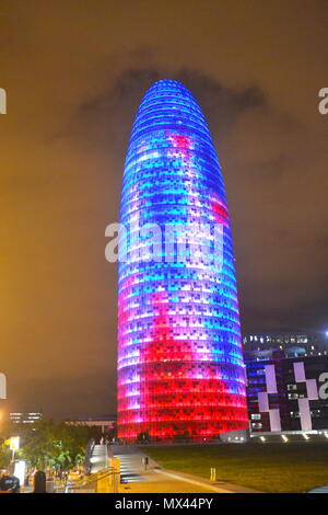 Vista Nocturna de la Torre Agbar onu de los iconos de Barcelona, iluminada con los colores típicos de Barcelona. Foto Stock