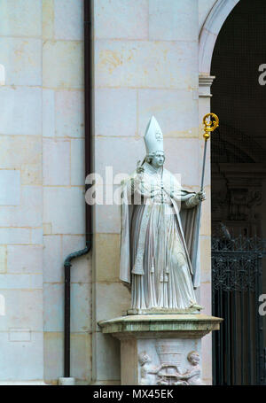 Salisburgo, Austria - 21 Ottobre 2017: le statue sulla facciata di Salisburgo cattedrale barocca (XVII c) nell'Altstadt Foto Stock