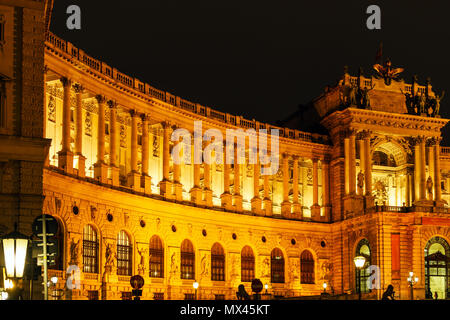 Nuovo Castello o Neue Burg (1913) ala di Hofburg e il principe Eugenio di Savoia monumento (1865) di notte, Vienna, Austria Foto Stock