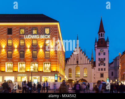 Monaco di Baviera, Germania - 20 Ottobre 2017: vista notturna di turisti nelle vicinanze del New Town Hall (Neues Rathaus) in Marienplatz Foto Stock