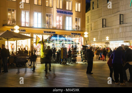 Monaco di Baviera, Germania - 20 Ottobre 2017: vista notturna di turisti in Marienplatz Foto Stock