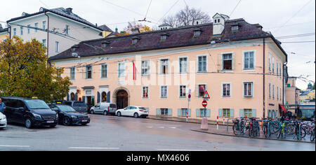 Salisburgo, Austria - 21 Ottobre 2017: La casa dove il compositore Mozart visse nel centro della città vecchia e un taxi Foto Stock