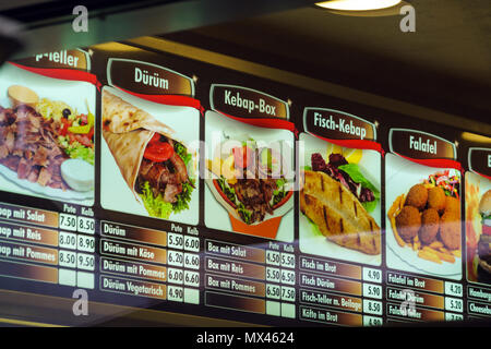 Salisburgo, Austria - 21 Ottobre 2017: Cartello menu di un tradizionale ristorante kebab con i prezzi e le foto dei piatti Foto Stock