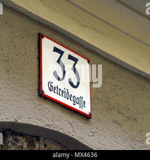 Salisburgo, Austria - 21 Ottobre 2017: annata segno delle principali città dello shopping street Getreidegasse Foto Stock