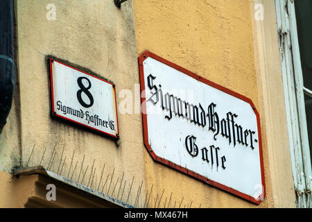 Salisburgo, Austria - 21 Ottobre 2017: annata segno della città vecchia strada Griessgasse Foto Stock