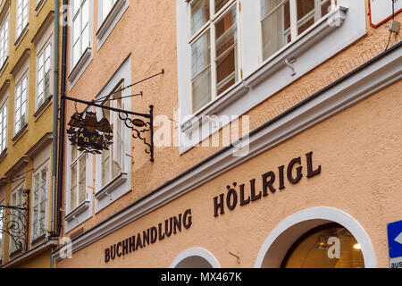 Salisburgo, Austria - 21 Ottobre 2017: Vintage cartello con un gufo di una libreria nella città vecchia Foto Stock