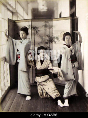 . Inglese: Tre ragazze in kimono furisode in posa su un engawa [veranda]. Colorate a mano albume silver stampa da Adolfo Farsari, c.1885. circa 1885. Questo file è privo di informazioni sull'autore. 513 Rashamen di Shinpuurou Foto Stock