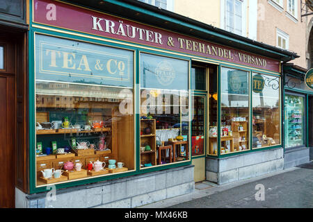 Salisburgo, Austria - 21 Ottobre 2017: negozio Vintage finestra per tè e tè nella città vecchia Foto Stock