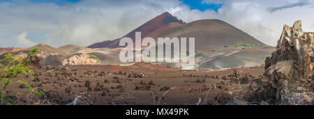 Vista sui campi di lava verso le colline colorate fatte di sabbia vulcanica chiamato Suore sull'Isola di Ascensione, nel sud dell'Oceano Atlantico. Foto Stock