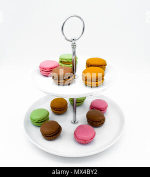 Macarons su tier i vassoi, etagere, tiered macarons Foto Stock