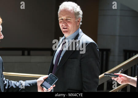 Il senatore Chris Van Hollen (D-MD) arriva a tutti i senatori briefing sull indagine Presidente Trump's legami con la Russia dal vice procuratore generale Rosenstein asta presso l'U.S. Capitol. Foto Stock