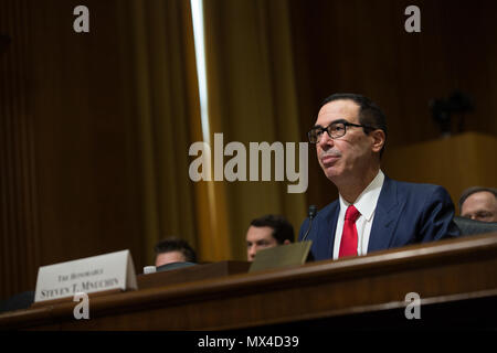 Segretario del Tesoro Steven Mnuchin testimonia la Commissione delle finanze del Senato nel corso di una audizione sul 2018 FY Bilancio sulla Capitol Hill. Foto Stock