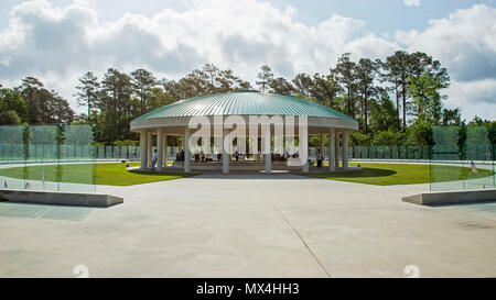 Negli Stati Uniti i membri del servizio, veterani, illustri ospiti e civili si riuniscono per il Vietnam Veterans riconoscimento Cerimonia della Giornata, Vietnam Memorial, Lejeune Memorial Gardens, Jacksonville, N.C., Aprile 29, 2017. La cerimonia ha onorato la memoria di coloro che persero la vita durante la guerra e celebrate i successi e la perseveranza del Vietnam-era veterans. Foto Stock