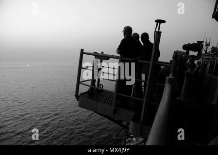 Golfo Arabico (29 aprile 2017) marinai a bordo guidato-missili cruiser USS Mare delle Filippine (CG 58) utilizzare un galleggiante di fumo per simulare un uomo in mare durante un uomo in mare la formazione. Mare delle Filippine è distribuito negli Stati Uniti Quinta Flotta area di operazioni a sostegno della sicurezza marittima operazioni destinate a rassicurare gli alleati e partner e preservare la libertà di navigazione e il libero flusso di commercio nella regione. (US Navy la comunicazione di massa specialista in seconda classe Patrick Ian Crimmins/rilasciato) Foto Stock