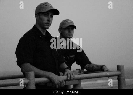 Golfo Arabico (29 aprile 2017) l'ENS. Seth Southard e di Boatswain Mate 2a classe Joshua Butler vegliano durante un uomo a mare a bordo di forare il guidato-missili cruiser USS Mare delle Filippine (CG 58). Mare delle Filippine è distribuito negli Stati Uniti Quinta Flotta area di operazioni a sostegno della sicurezza marittima operazioni destinate a rassicurare gli alleati e partner e preservare la libertà di navigazione e il libero flusso di commercio nella regione. (US Navy la comunicazione di massa specialista in seconda classe Patrick Ian Crimmins/rilasciato) Foto Stock
