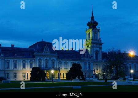 Immagine di luce notturna di Palazzo Festetics a Keszthely di Ungheria all'aperto. Foto Stock