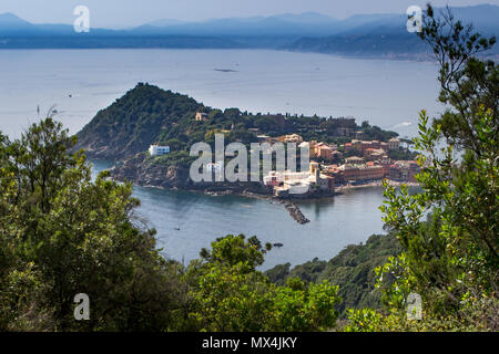 SESTRI LEVANTE, Genova, Italia - Vista del Sestri Levante penisola, con l'ex Convento dell Annunciazione e della Baia del Silenzio dal di sopra, Foto Stock