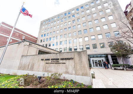 Washington DC, Stati Uniti d'America - 9 Marzo 2018: Johns Hopkins University segno, ingresso con bandiera americana, le persone dalle porte della scuola di anticipi International St Foto Stock