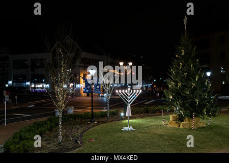 Fairfax, Stati Uniti d'America - 24 dicembre 2017: la vigilia di Natale decorazioni vacanze nel centro cittadino di county città storica con il segno di benvenuto, albero e Jewish Menorah decora Foto Stock