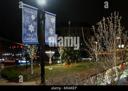 Fairfax, Stati Uniti d'America - 24 dicembre 2017: Natale decorazioni in downtown county città storica con benvenuti vacanza segno, albero in Virginia e mi ebraica Foto Stock