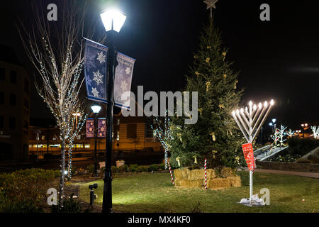 Fairfax, Stati Uniti d'America - 24 dicembre 2017: Natale decorazioni in downtown county città storica in Virginia con vacanze segno di benvenuto, albero e mi ebraica Foto Stock